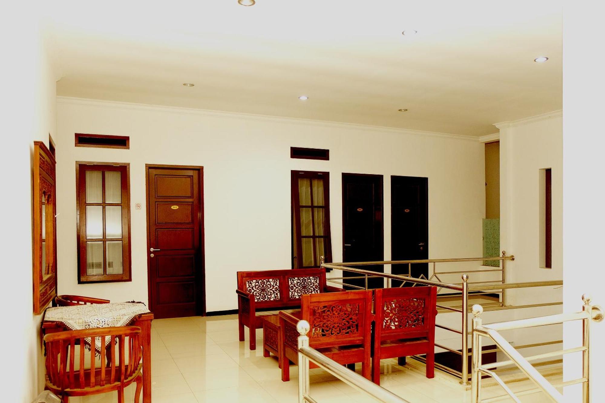 Oyo 350 D' Maktab Homestay Syariah Маланг Экстерьер фото