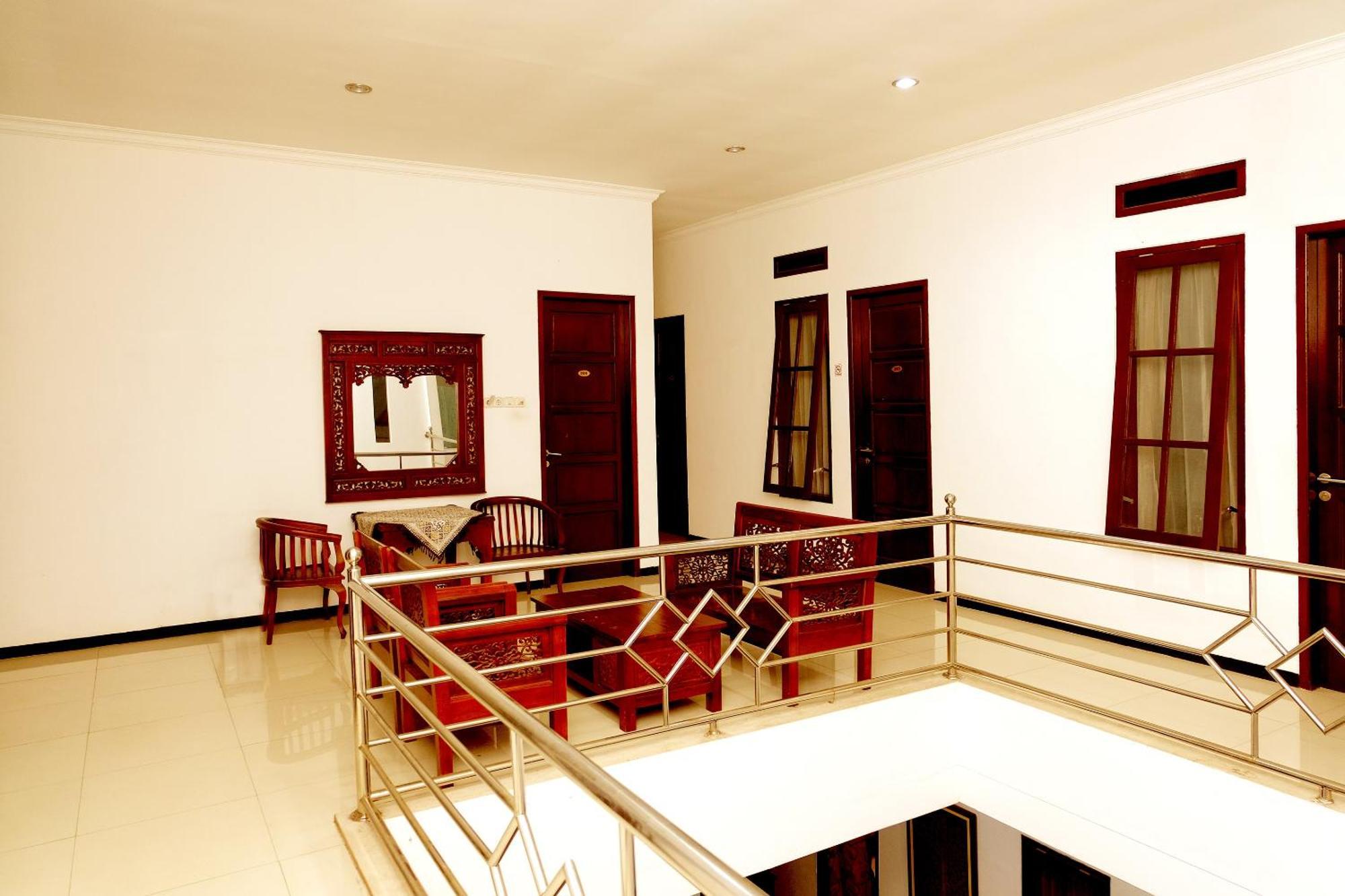Oyo 350 D' Maktab Homestay Syariah Маланг Экстерьер фото