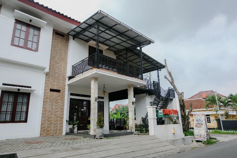 Oyo 350 D' Maktab Homestay Syariah Маланг Экстерьер фото